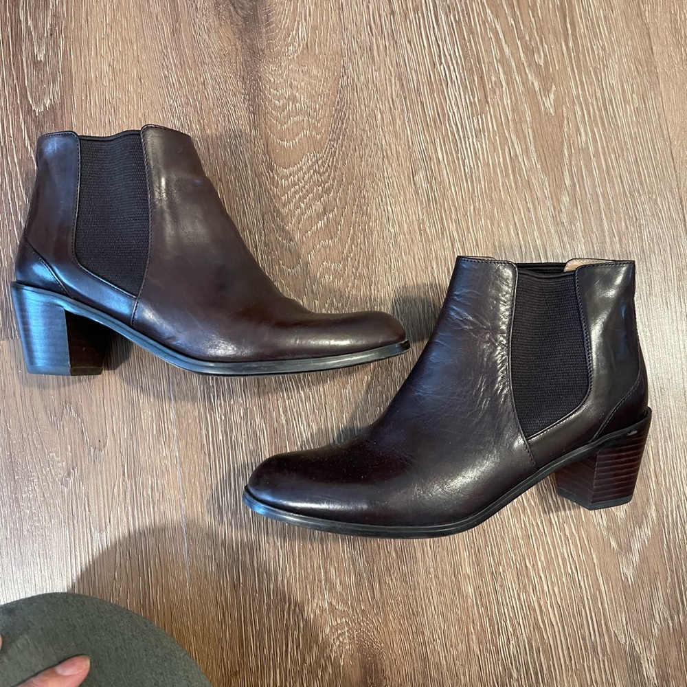 DARK BROWN BOOTIES